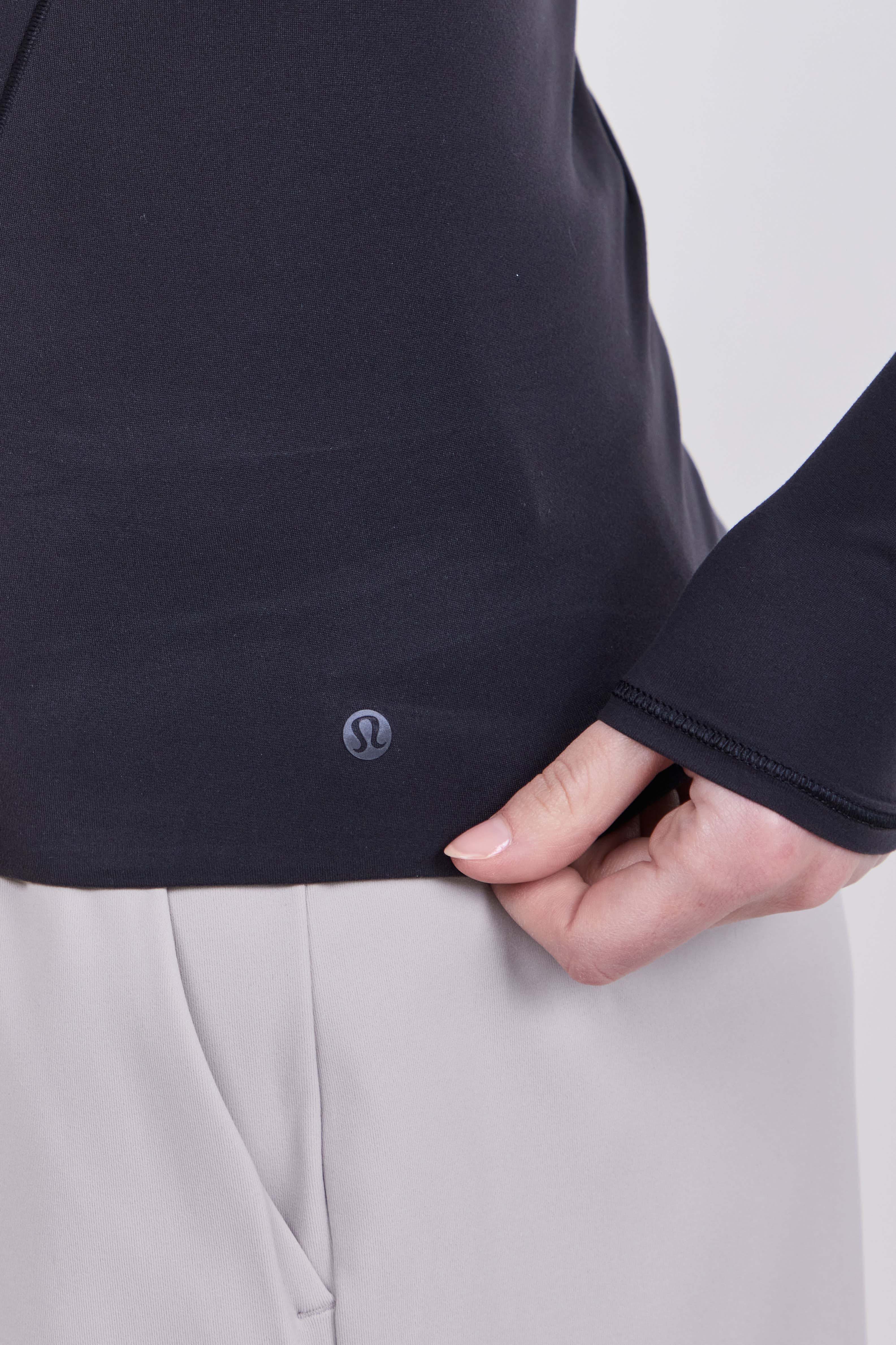 תמונת תקריב דוגמן של Wundermost Nulu&trade; Crewneck Long-Sleeve Shirt