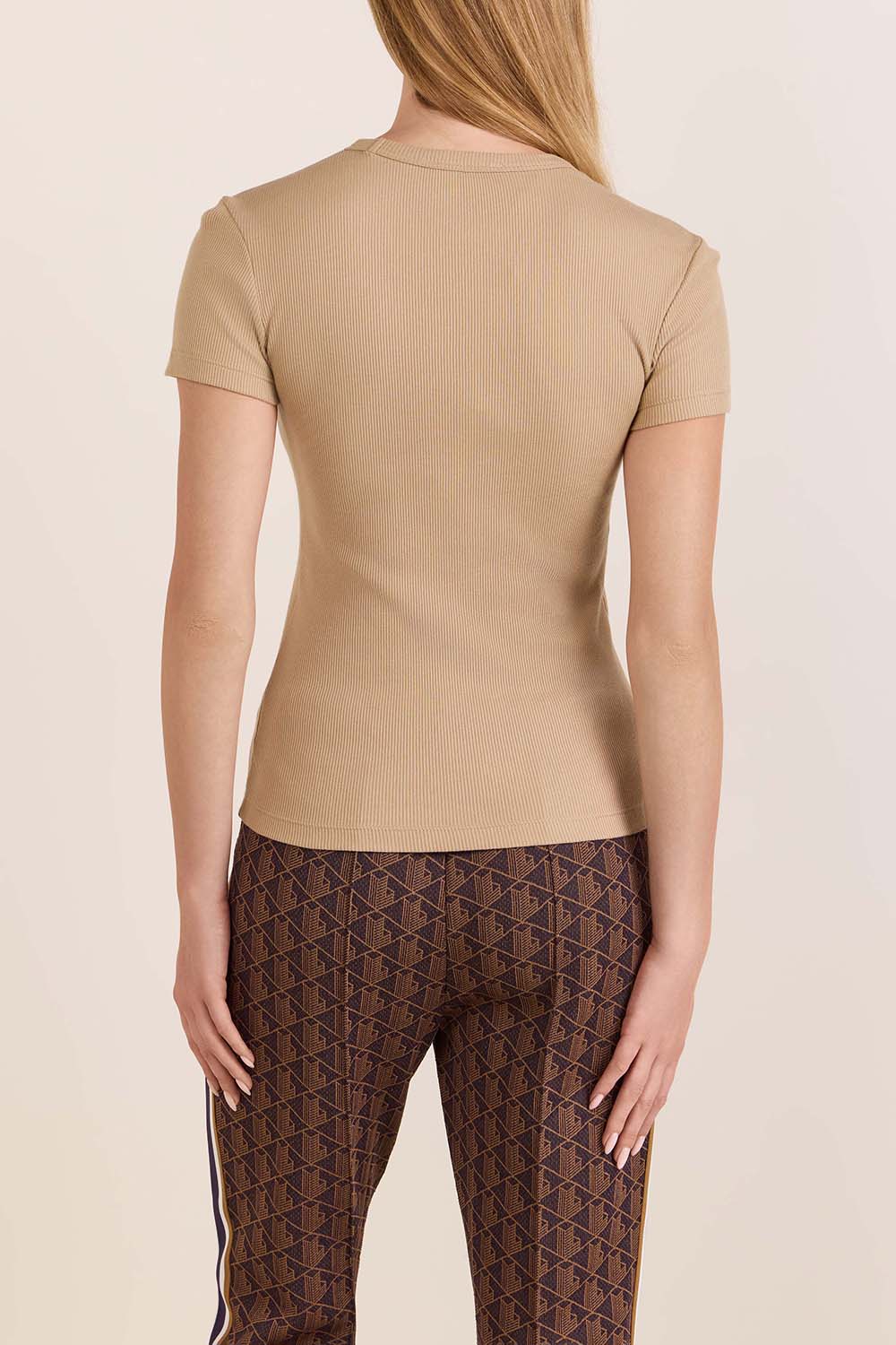 תמונת דוגמן אחורית של חולצת ריב סלים פיט