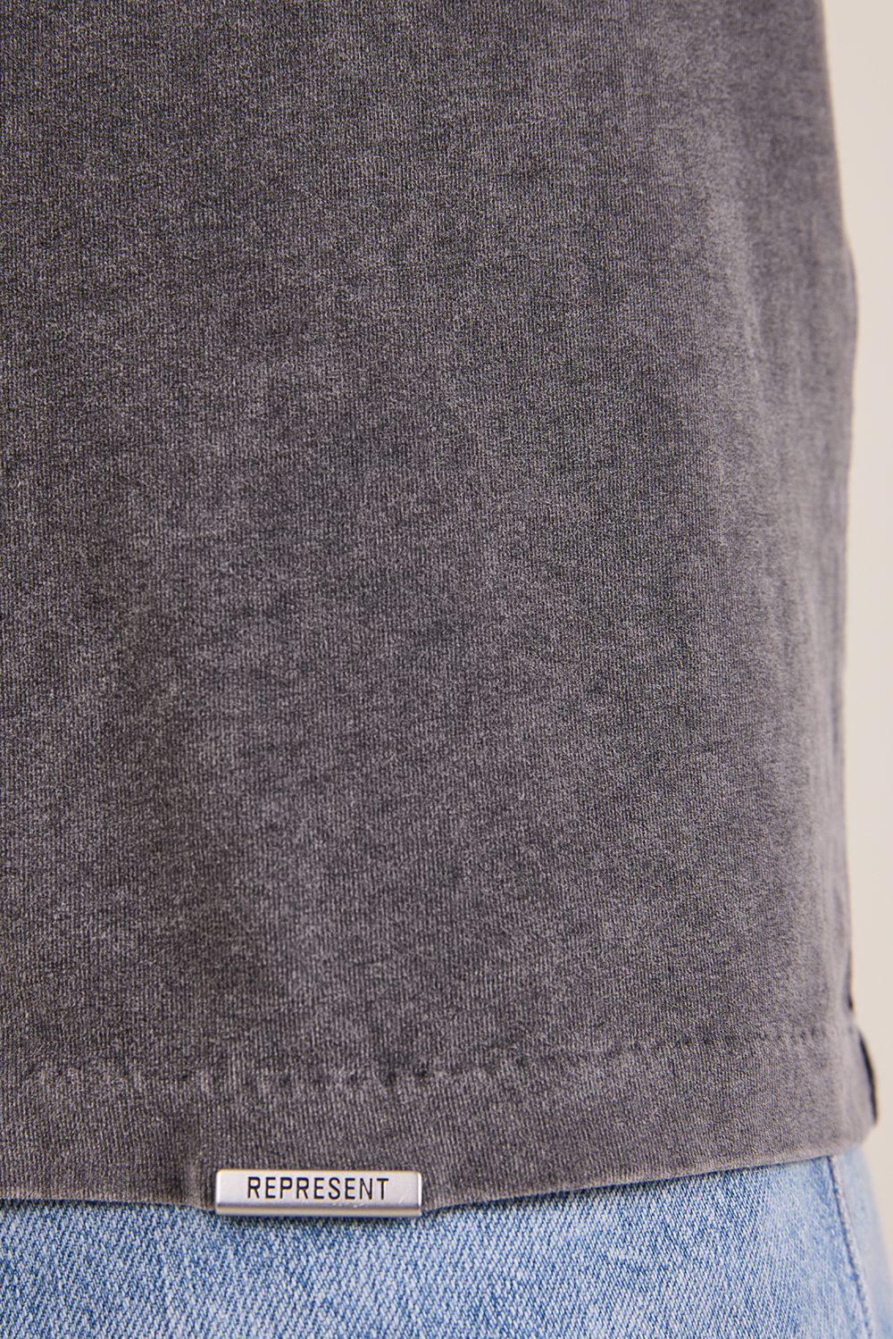 תמונת דוגמן אחורית של חולצת טי