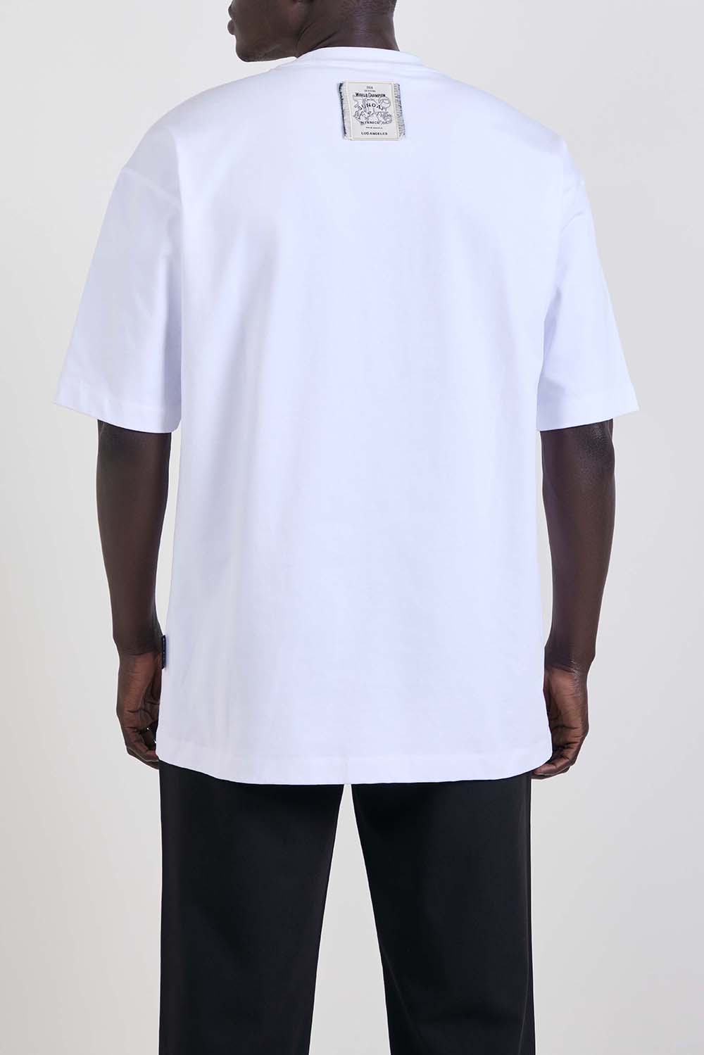 תמונת דוגמן אחורית של חולצת טי אוברסייז