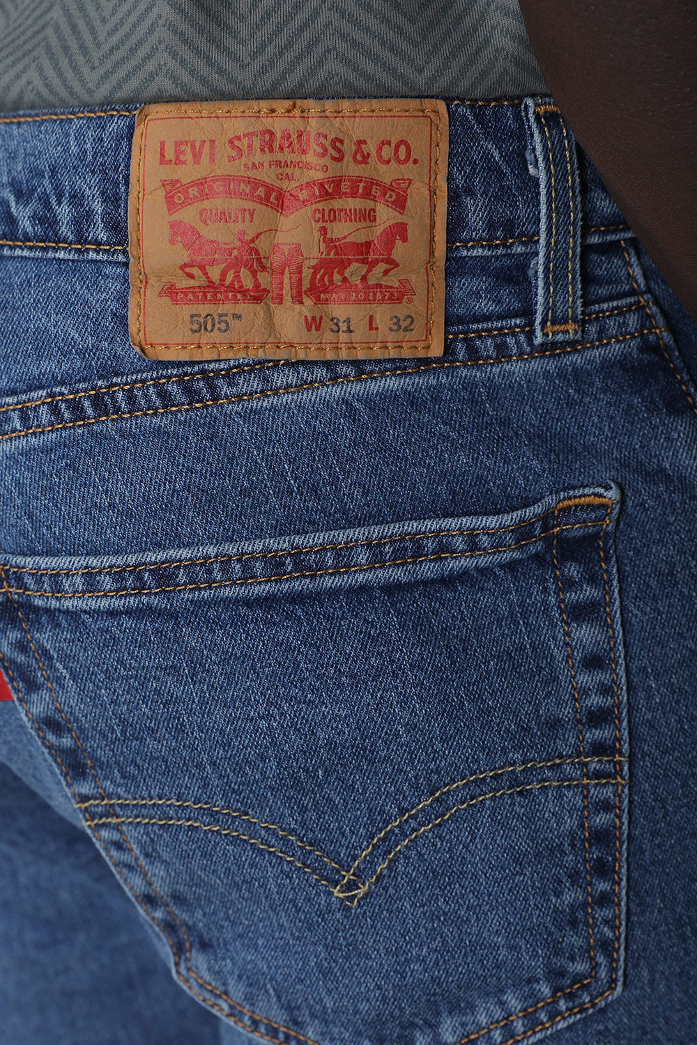 תמונת תקריב דוגמן של מכנסי ג'ינס 505