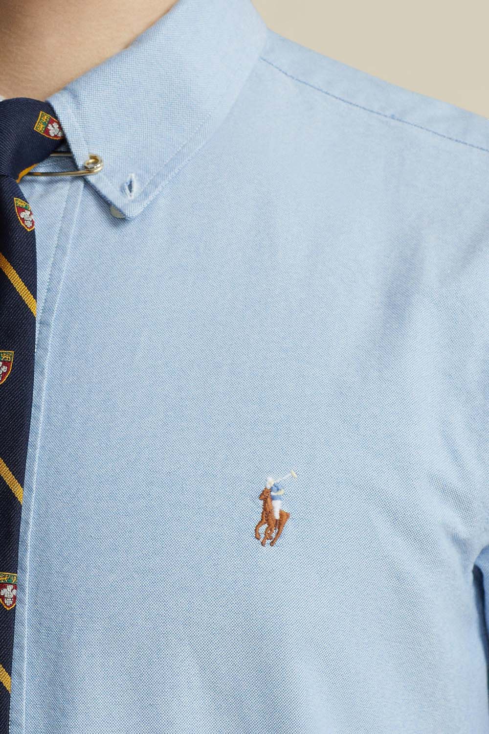 תמונת תקריב דוגמן של חולצה מכופתרת אוקספורד סלים פיט