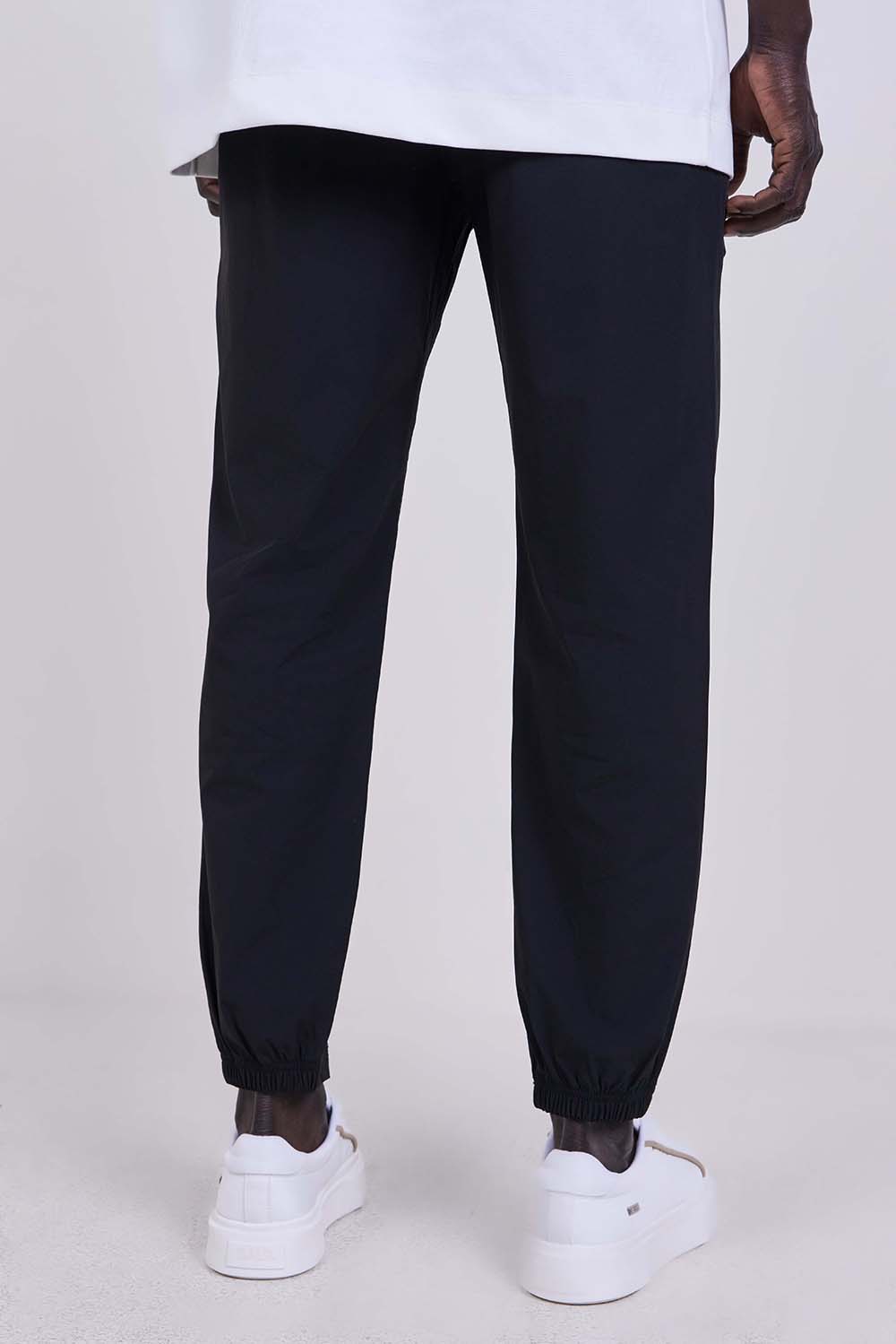 תמונת דוגמן אחורית של מכנסיים ארוכים