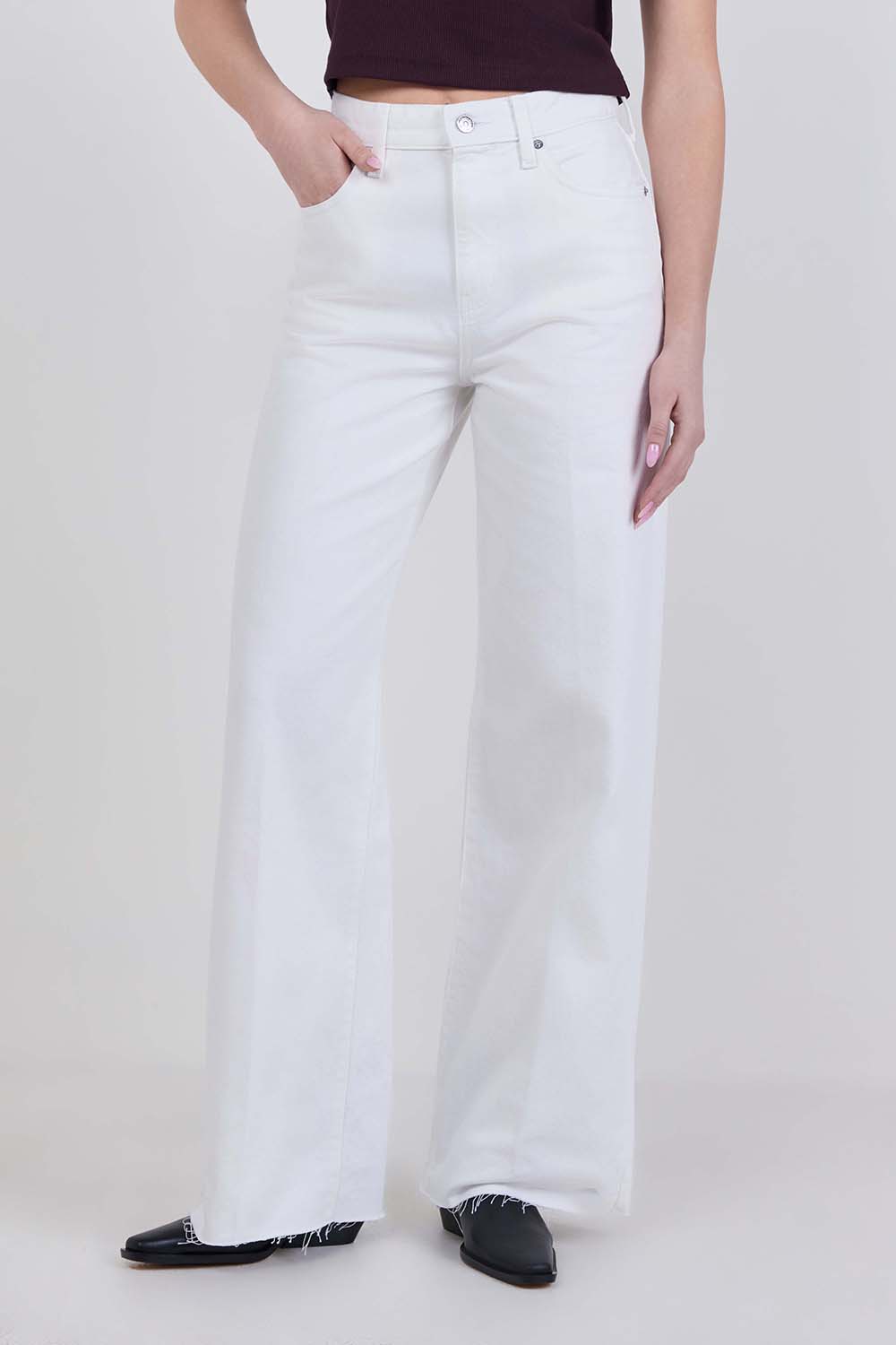 תמונת דוגמן קידמית של מכנסי ג'ינס בגזרה רחבה