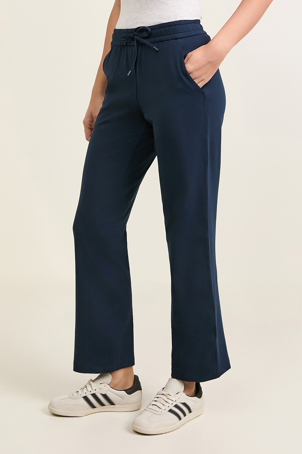 תמונת דוגמן קידמית של Soft Jersey Straight-Leg Mid-Rise Pant *Short