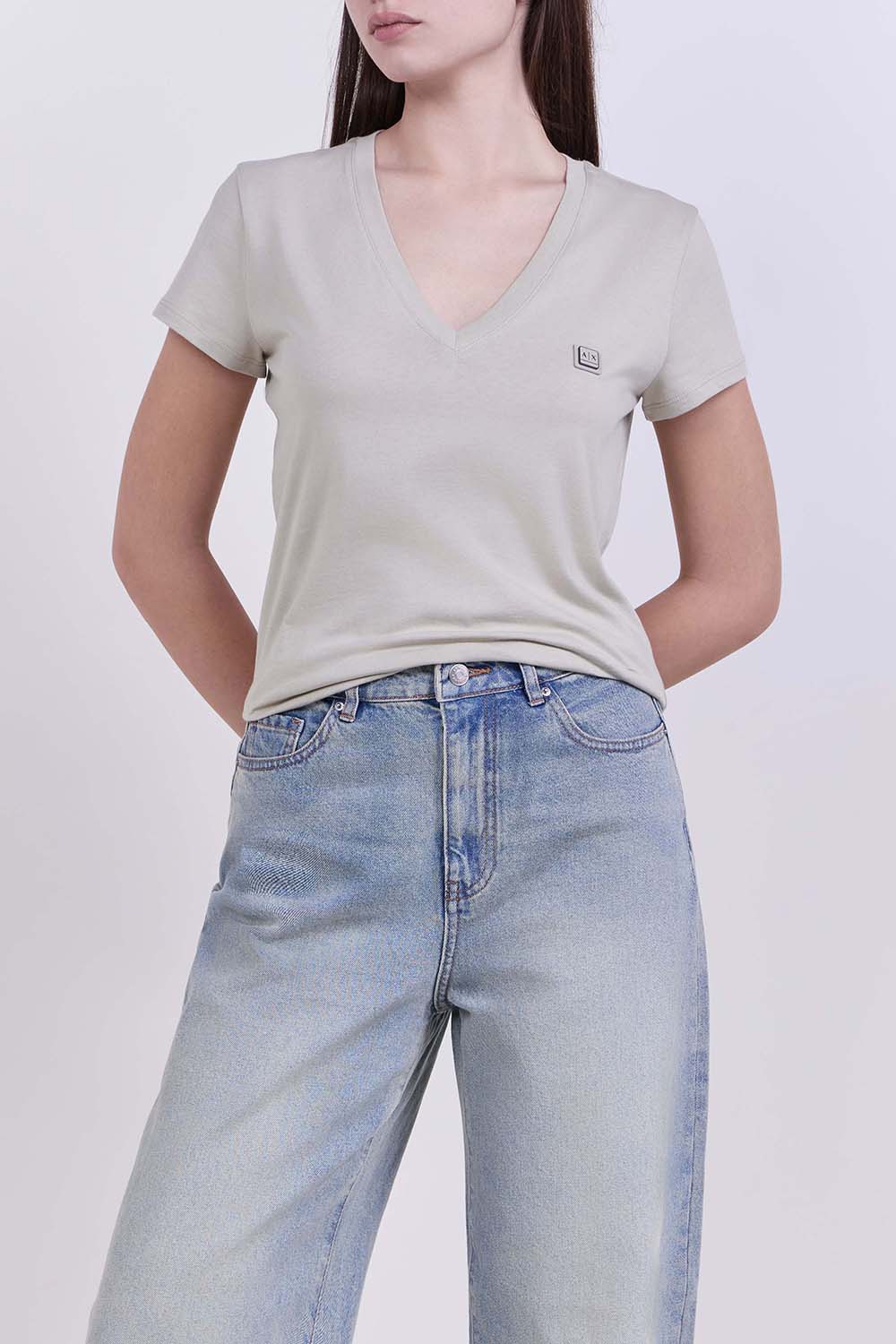 תמונת דוגמן קידמית של חולצת טי בגזרת סלים