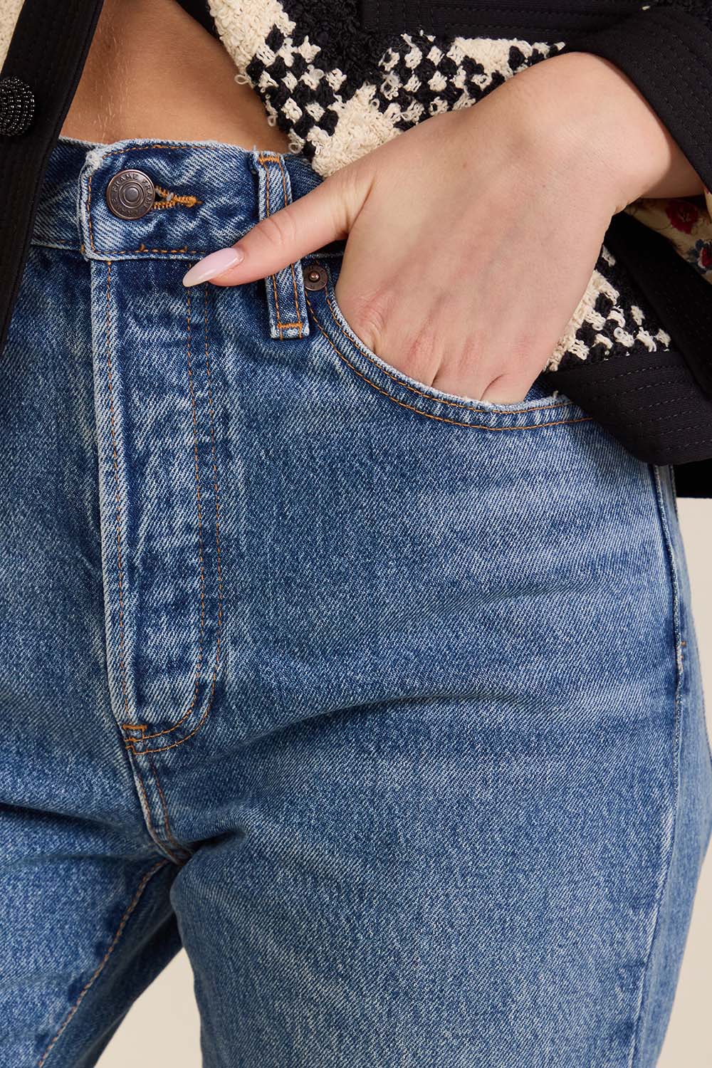 תמונת תקריב דוגמן של מכנסי ג'ינס בגזרה ישרה