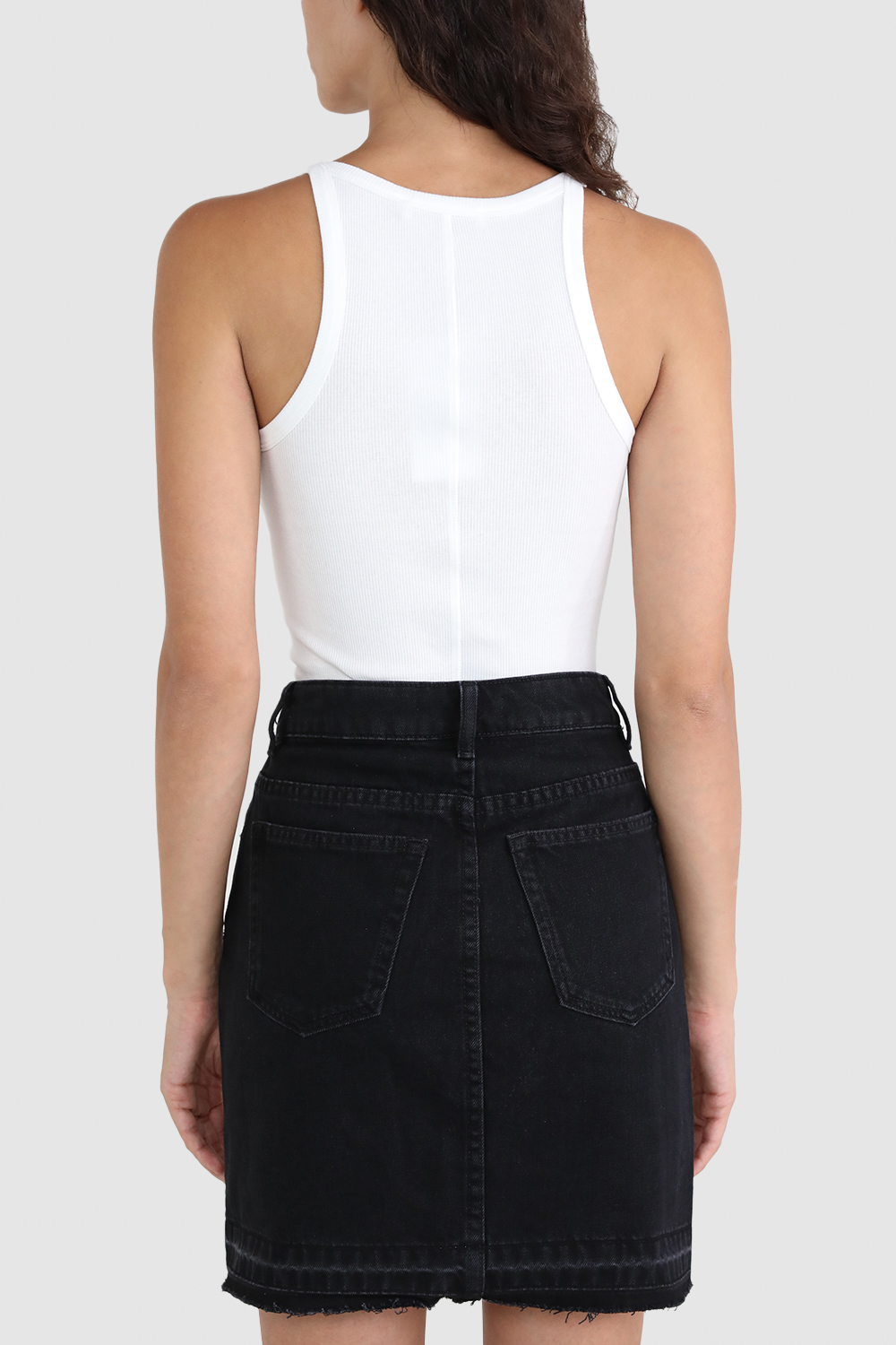 תמונת דוגמן אחורית של גופיית ריב לבנה