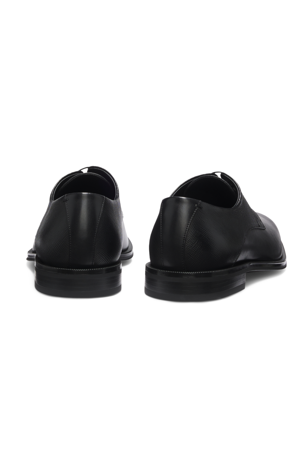 תמונת תקריב של נעלי דרבי עור