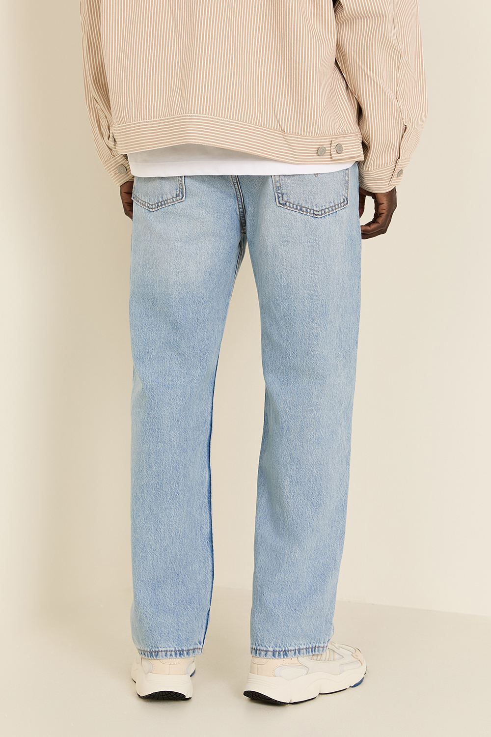 תמונת דוגמן אחורית של מכנסי ג'ינס 565