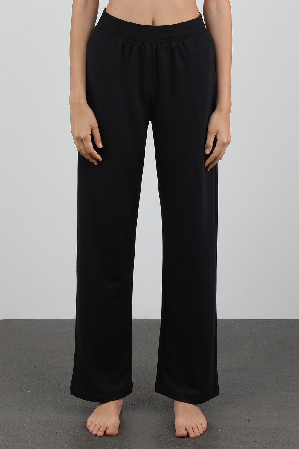 תמונת דוגמן קידמית של מכנסי ג'וג מתרחבים שחורים