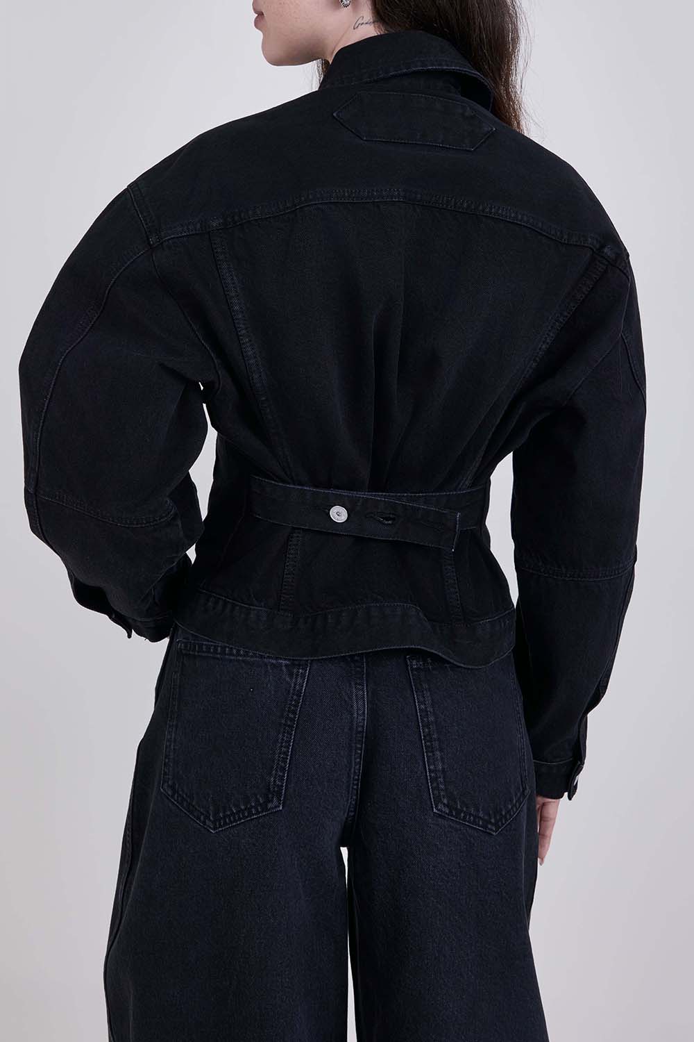 תמונת דוגמן אחורית של ז'קט ג'ינס