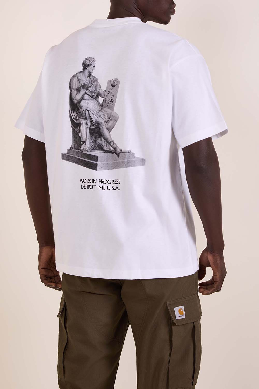 תמונת דוגמן אחורית של חולצת טי בגזרה משוחררת