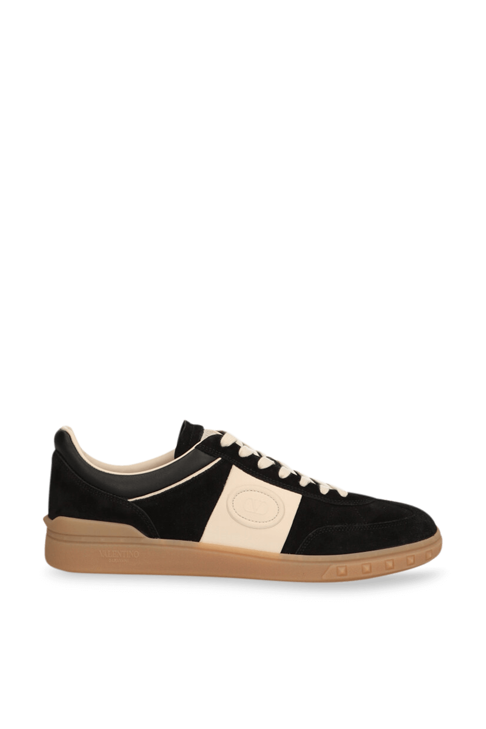 תמונה קידמית של נעלי סניקרס