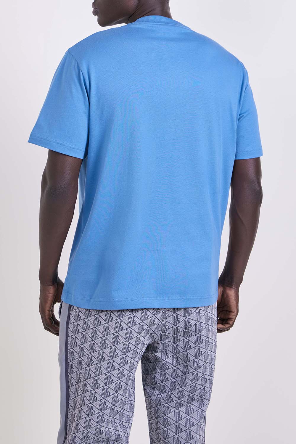 תמונת דוגמן אחורית של חולצת טי בגזרה ישרה