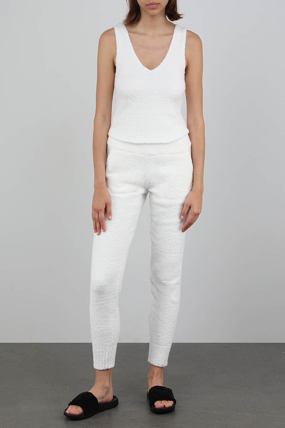 תמונת דוגמן קידמית של כפכפי סליידס מאליה שחורים