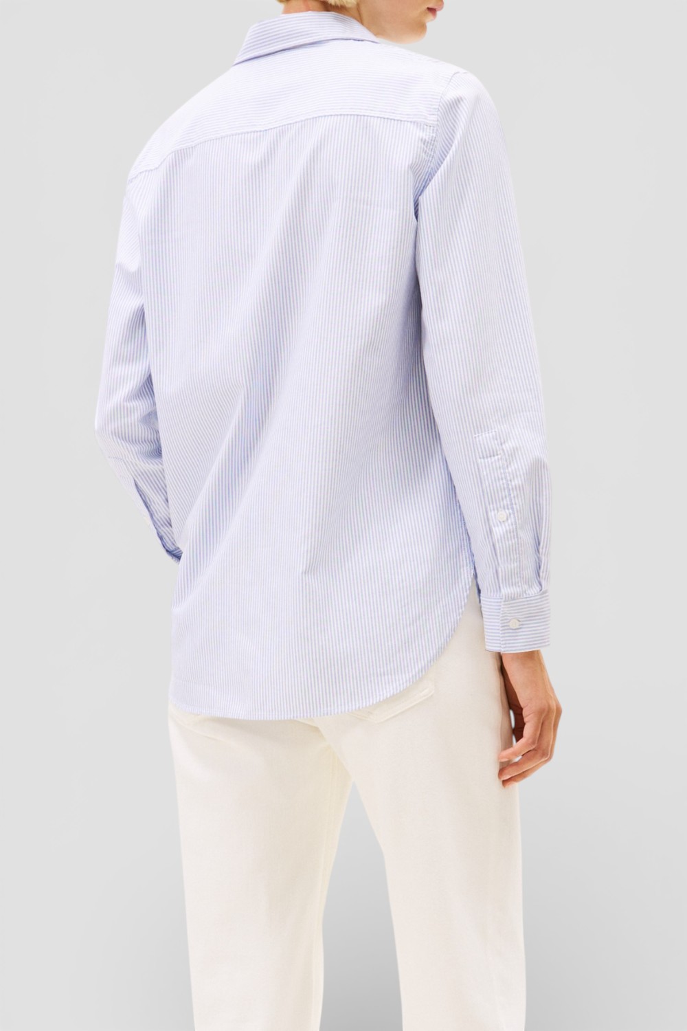 תמונת דוגמן אחורית של חולצה מכופתרת בגזרה משוחררת