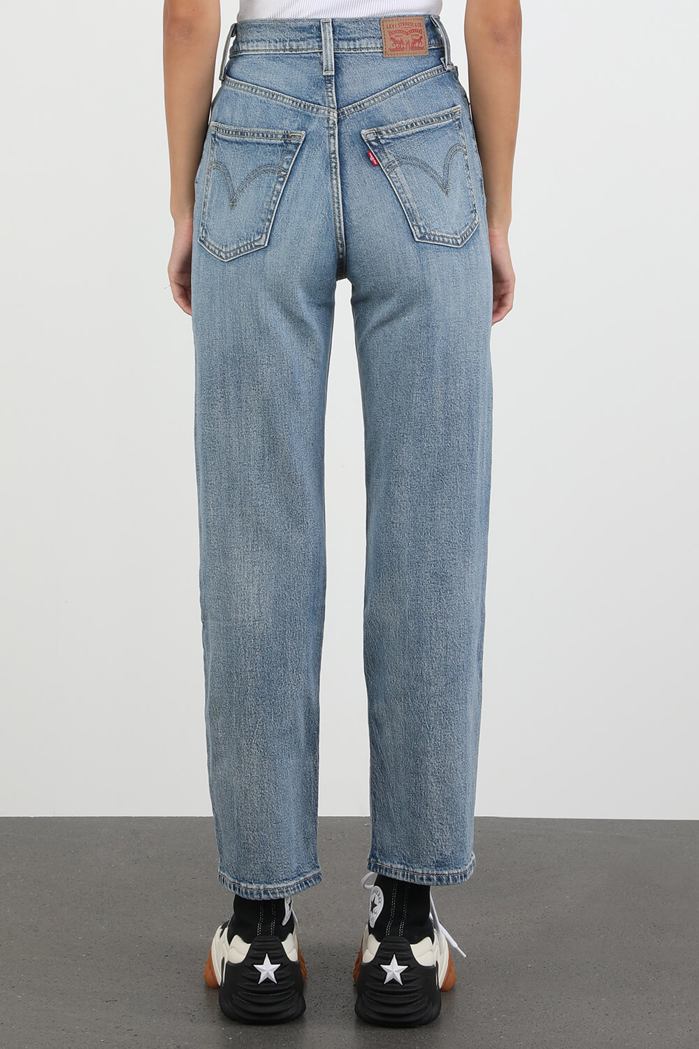 תמונת דוגמן אחורית של Ribcage Straight Ankle Jeans in Light Wash