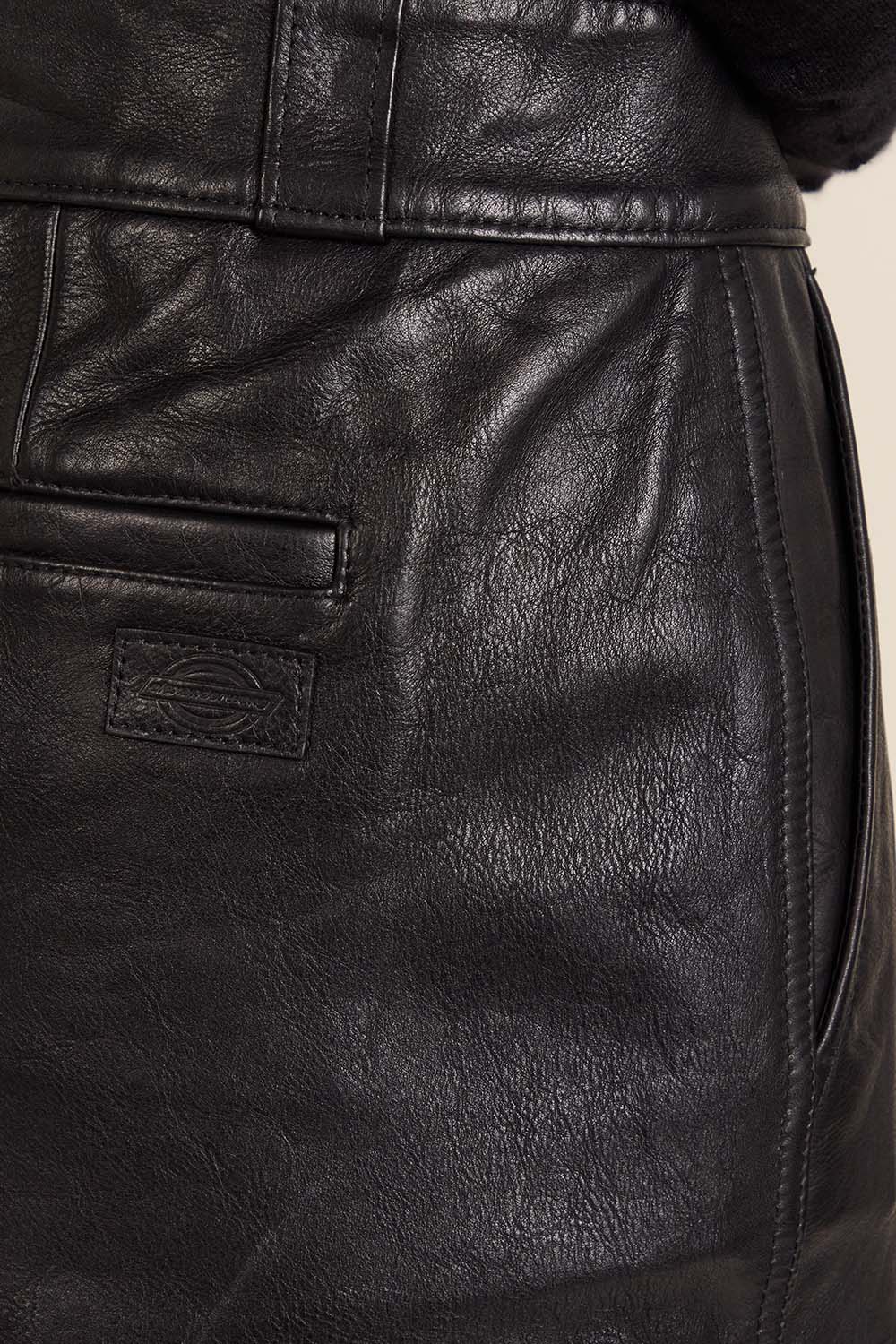 תמונת תקריב דוגמן של מכנסי חצאית עור בגזרת מיני