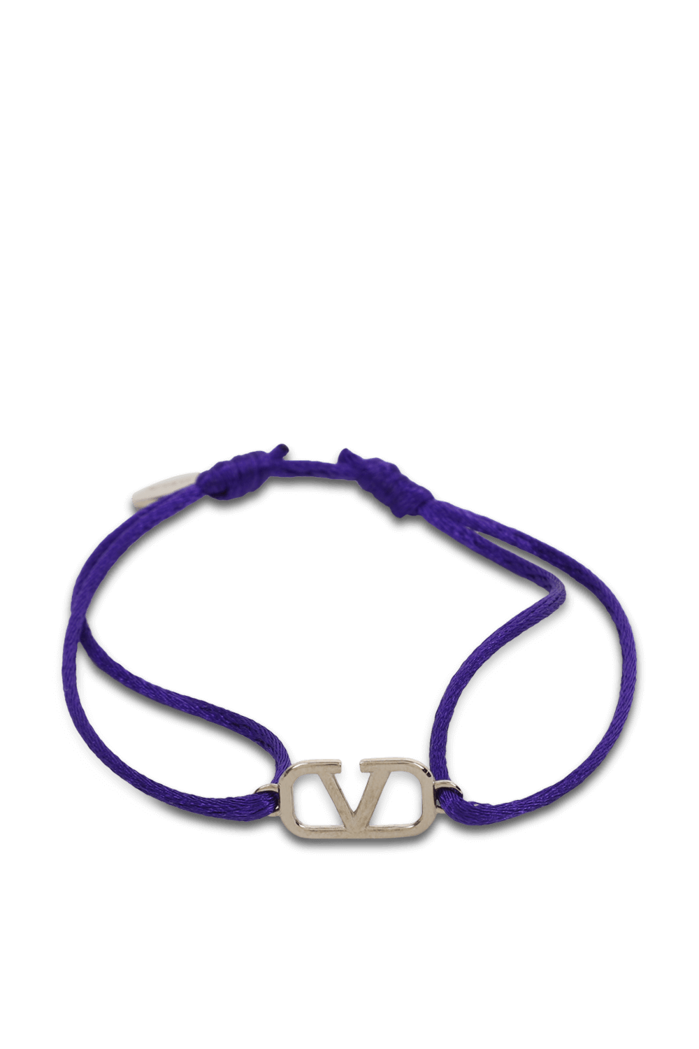 תמונה קידמית של צמיד בד עם לוגו מטאלי