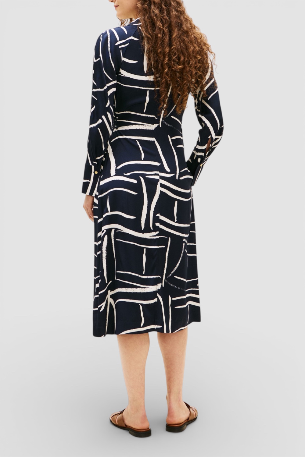 תמונת דוגמן אחורית של שמלת מידי