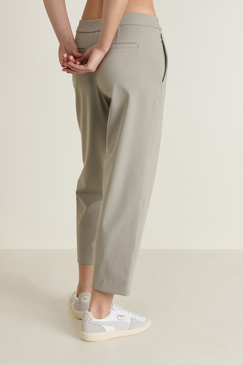 תמונת דוגמן אחורית של Tapered-Leg Mid-Rise Crop 25" *Luxtreme