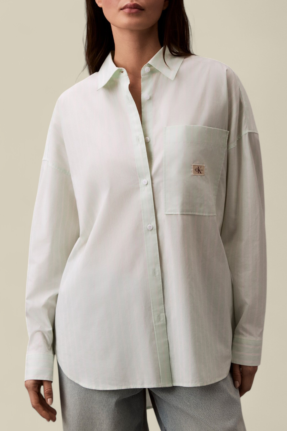 תמונת דוגמן קידמית של חולצת כפתורים אוברסייז