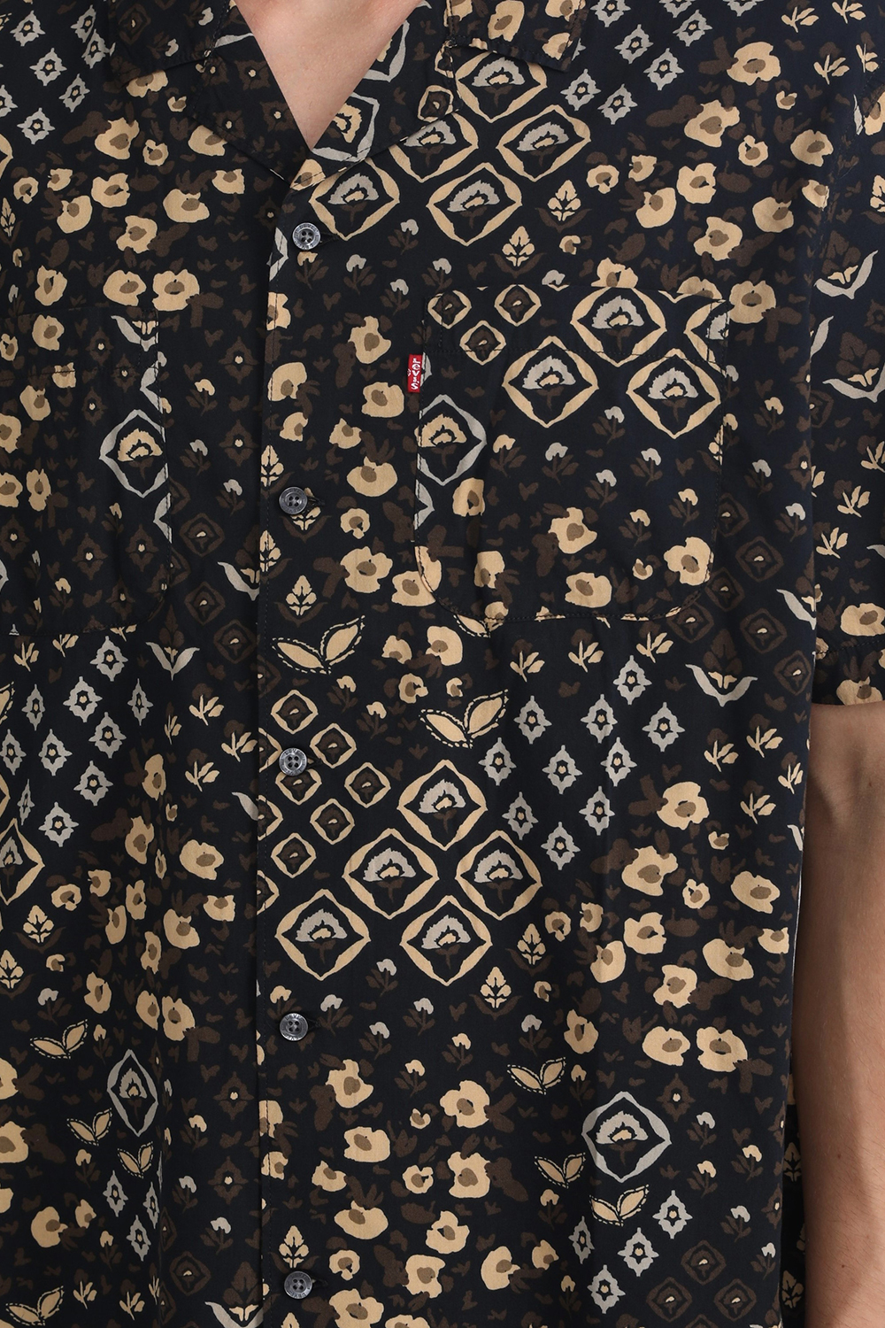 תמונת תקריב דוגמן של חולצה מכופתרת קצרה