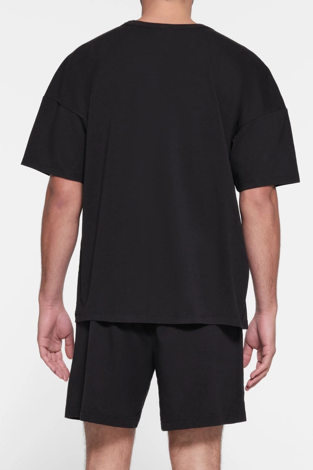 תמונת דוגמן אחורית של RELAXED T-SHIRT