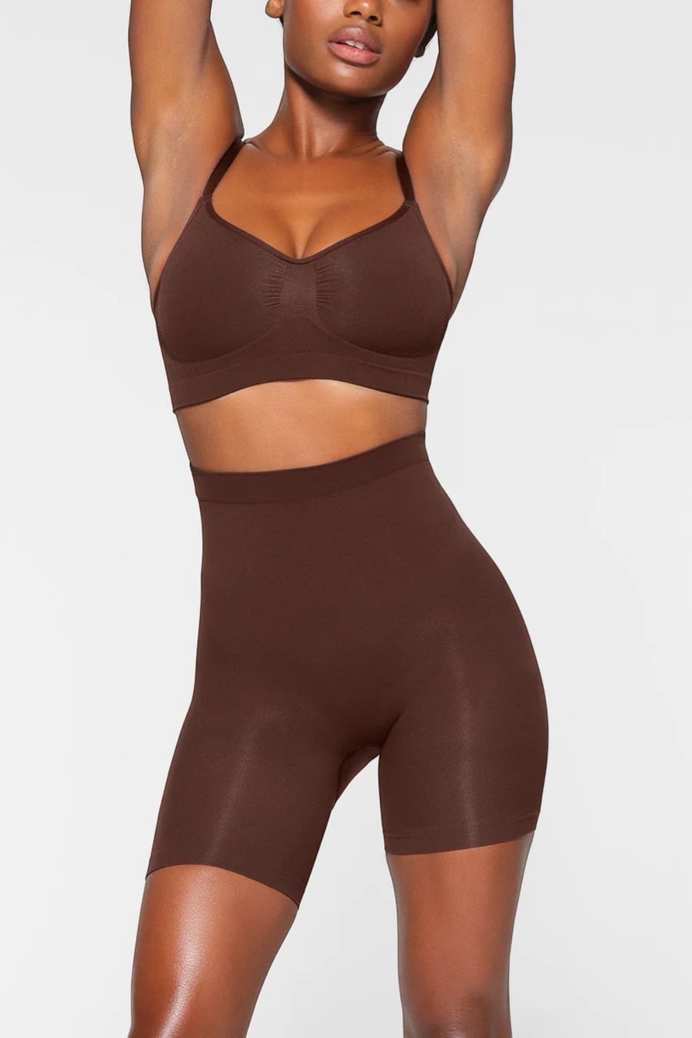 תמונת דוגמן קידמית של MID THIGH SHORT