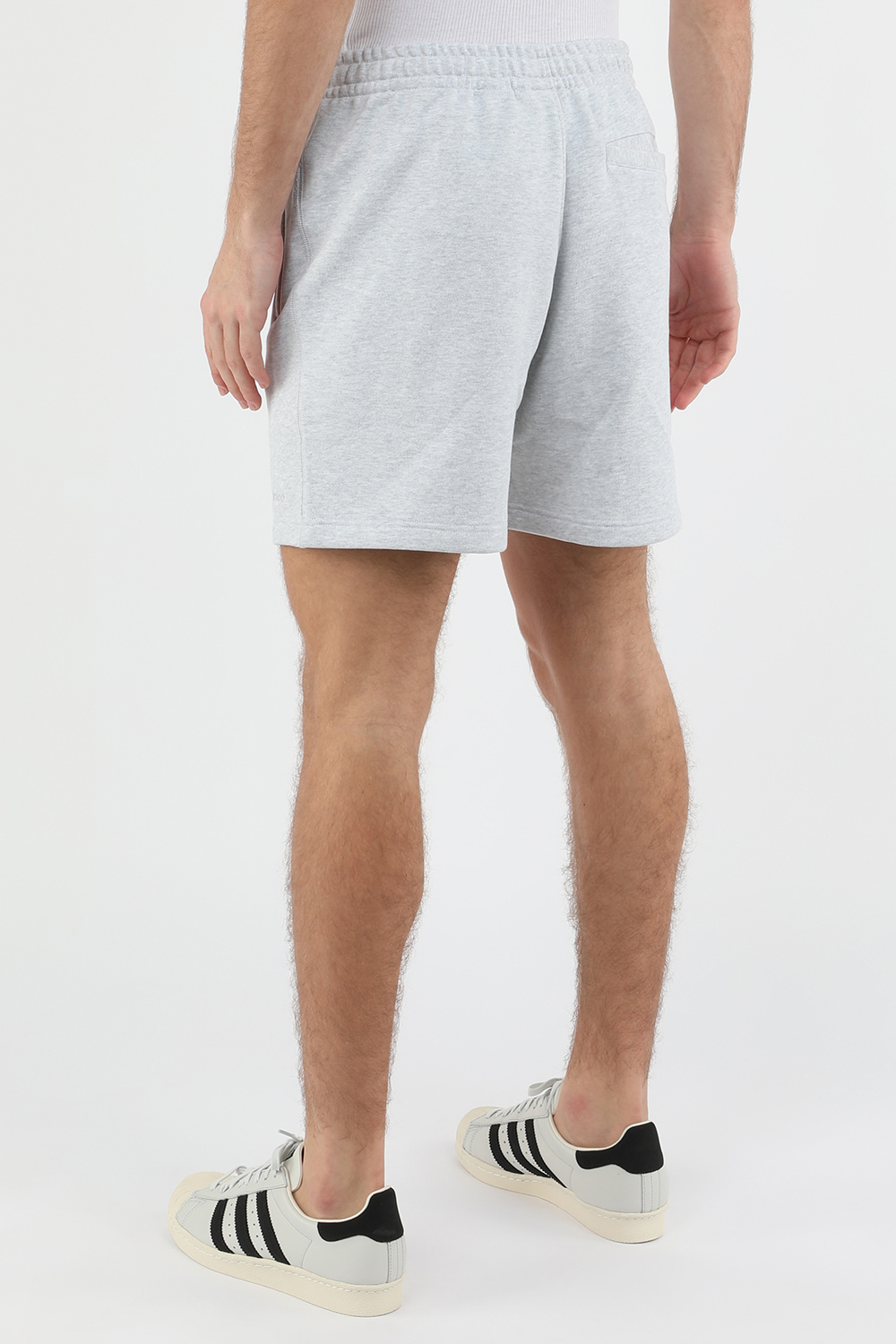 תמונת דוגמן אחורית של Pharrell Williams Basic Shorts in White