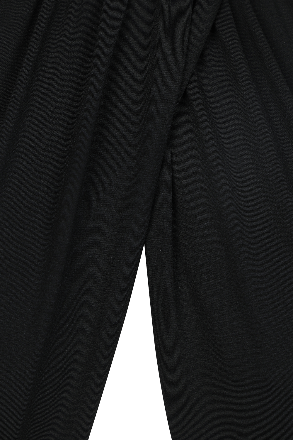 תמונת תקריב של בגד ים שלם קמילה בגוון שחור