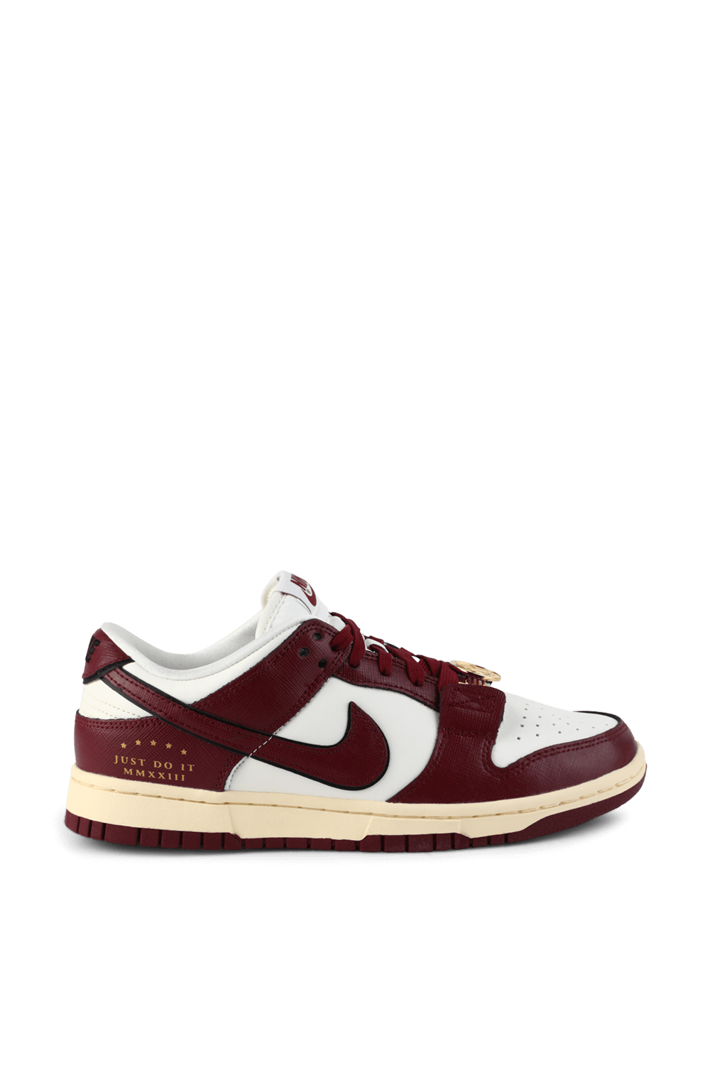 תמונה קידמית של נעלי סניקרס דאנק