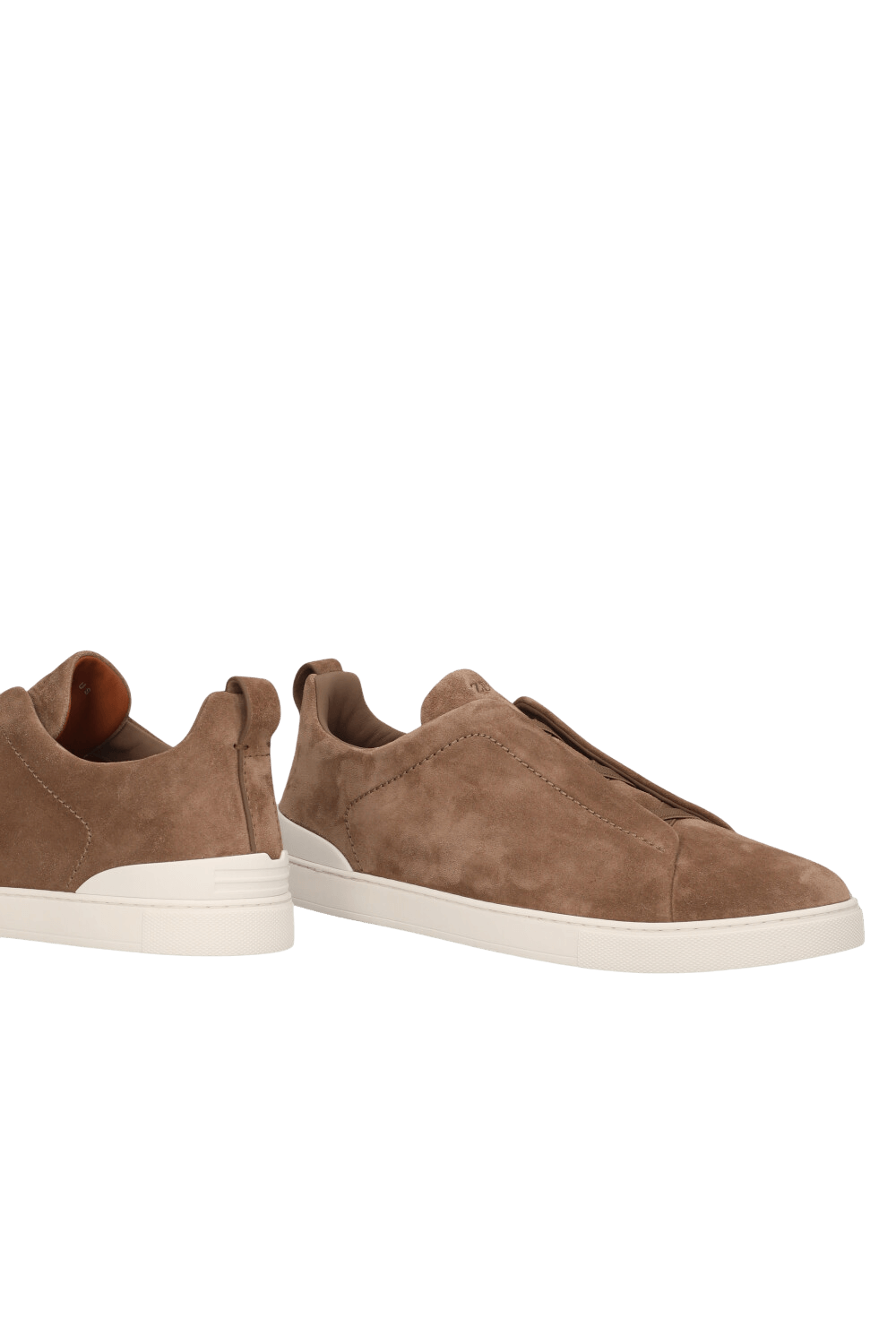 תמונת תקריב של נעלי סניקרס זמש