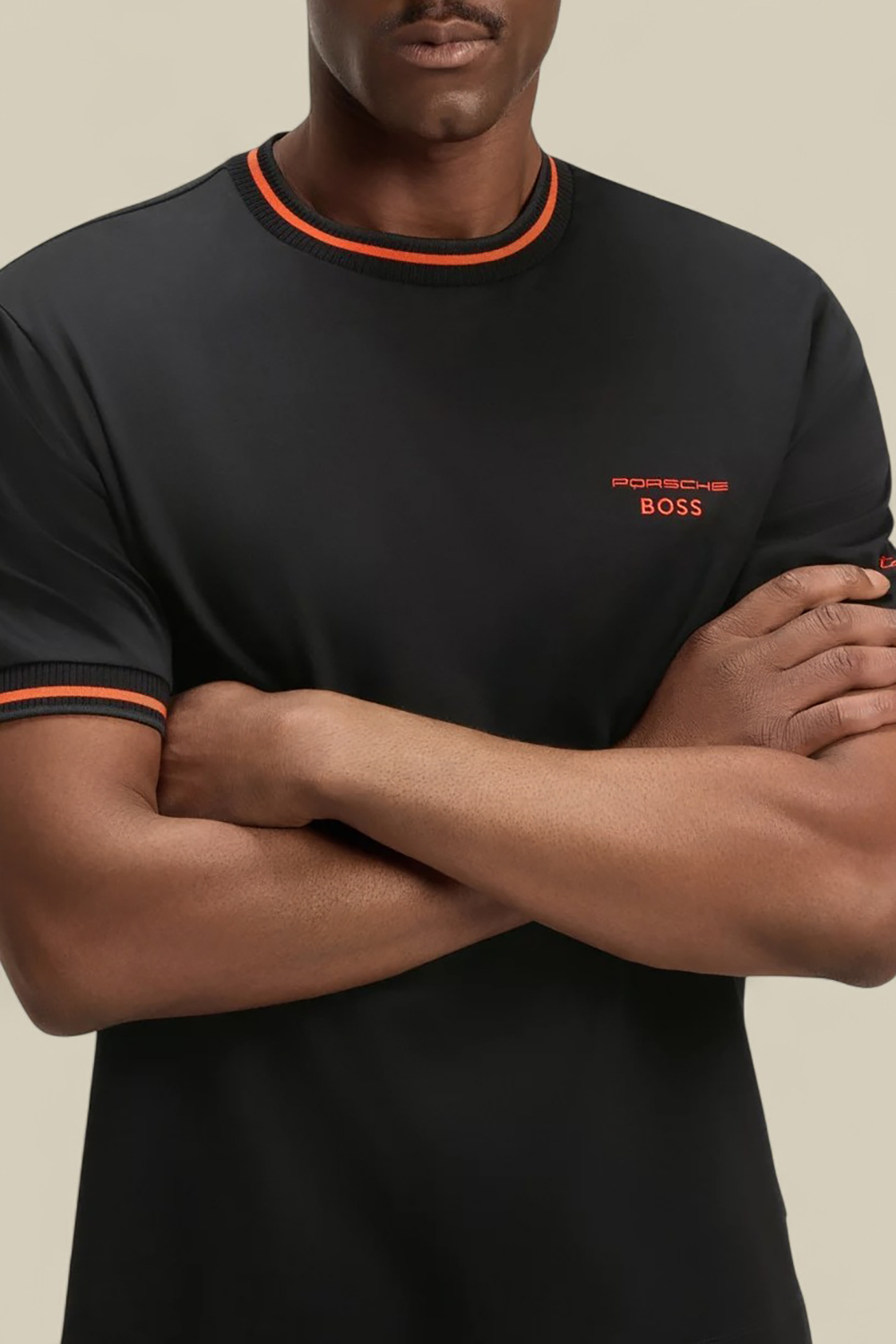 תמונת תקריב דוגמן של בוס X פורשה חולצת טי