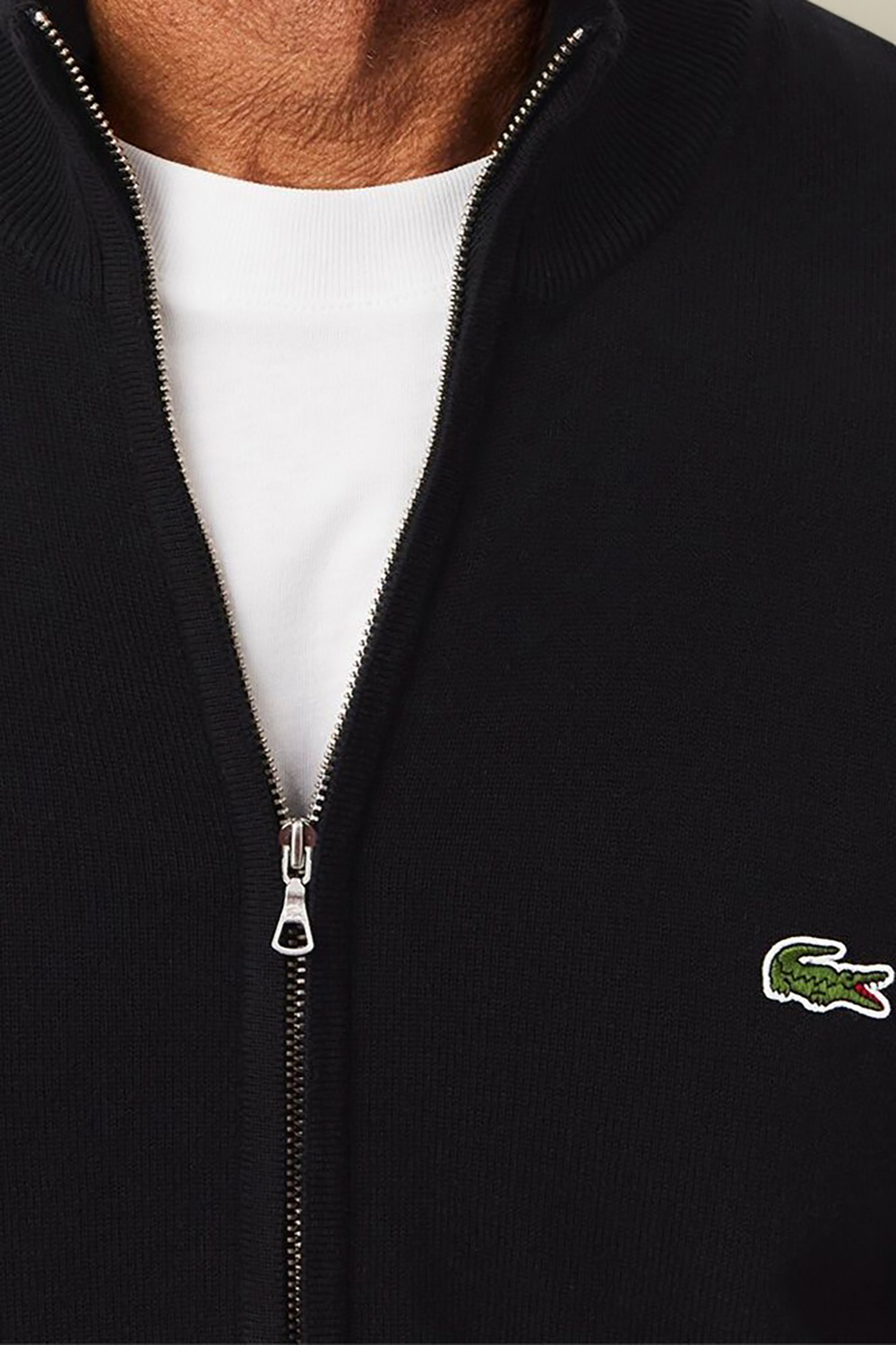 תמונת תקריב דוגמן של סריג בסגירת רוכסן