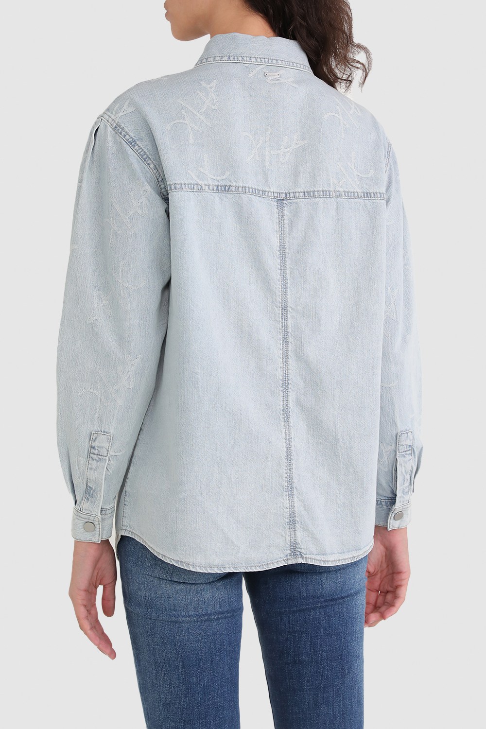 תמונת דוגמן אחורית של חולצה מכופתרת ג'ינס