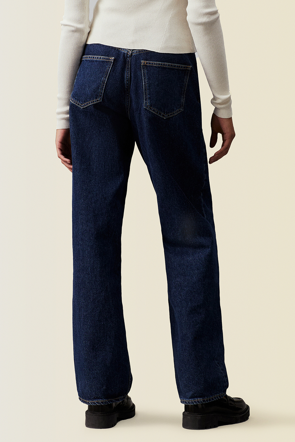 תמונת דוגמן אחורית של מכנסי ג'ינס ישרים