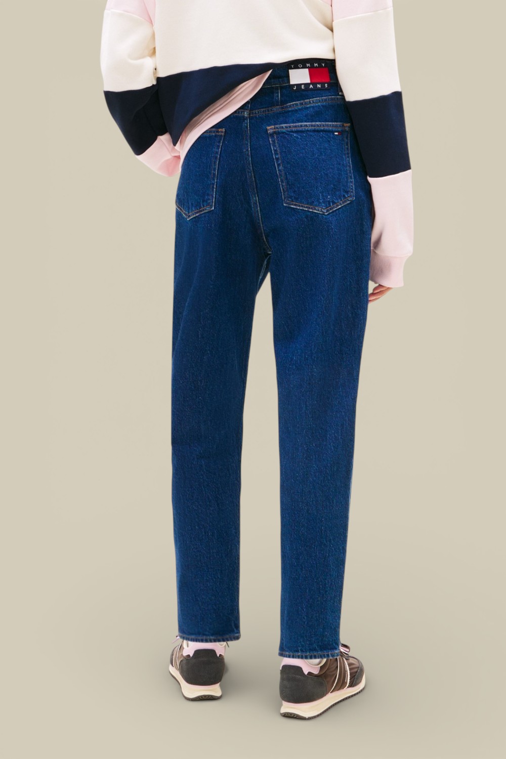 תמונת דוגמן אחורית של מכנסי ג'ינס בגזרה ישרה