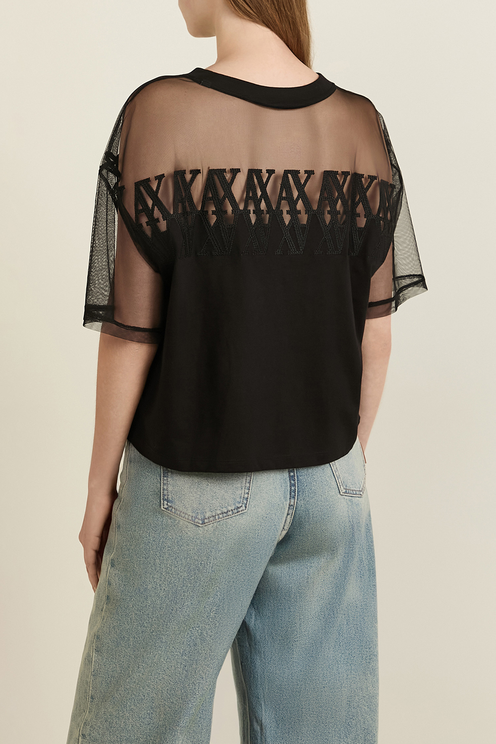 תמונת דוגמן אחורית של חולצת טי חצי-שקופה