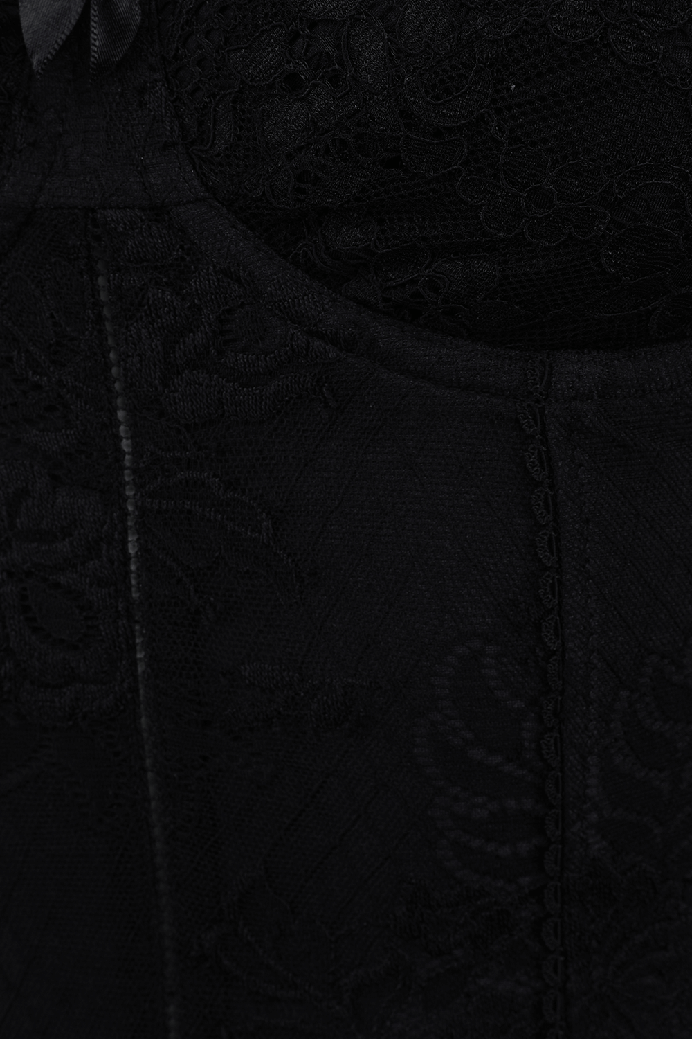 תמונה אחורית של גופיית מחוך שחורה עם תחרה