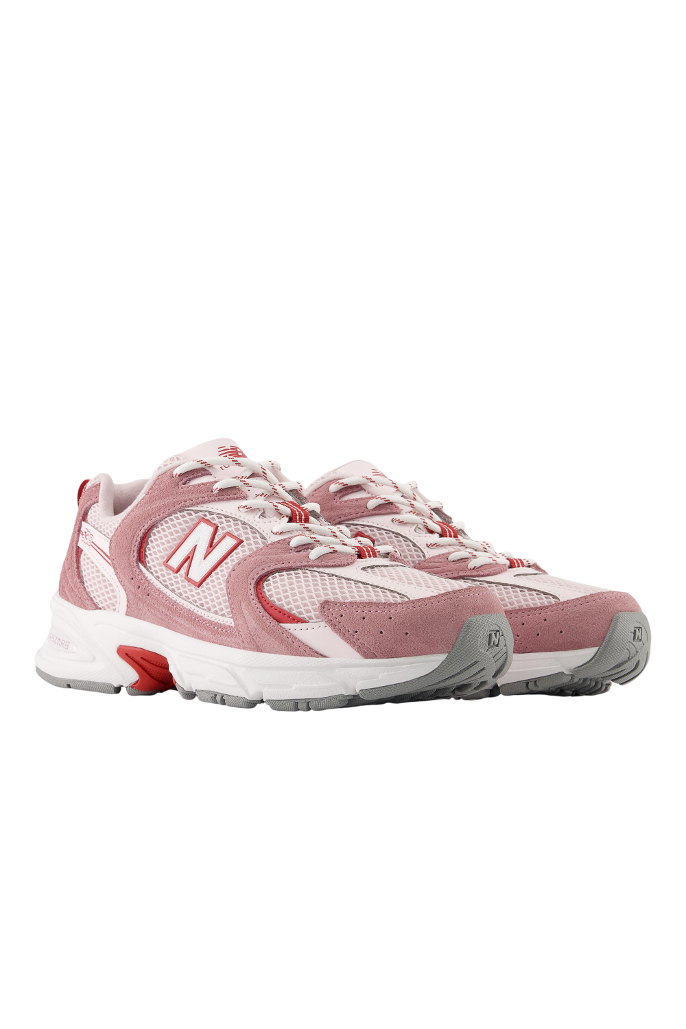 תמונת תקריב של נעלי סניקרס 530