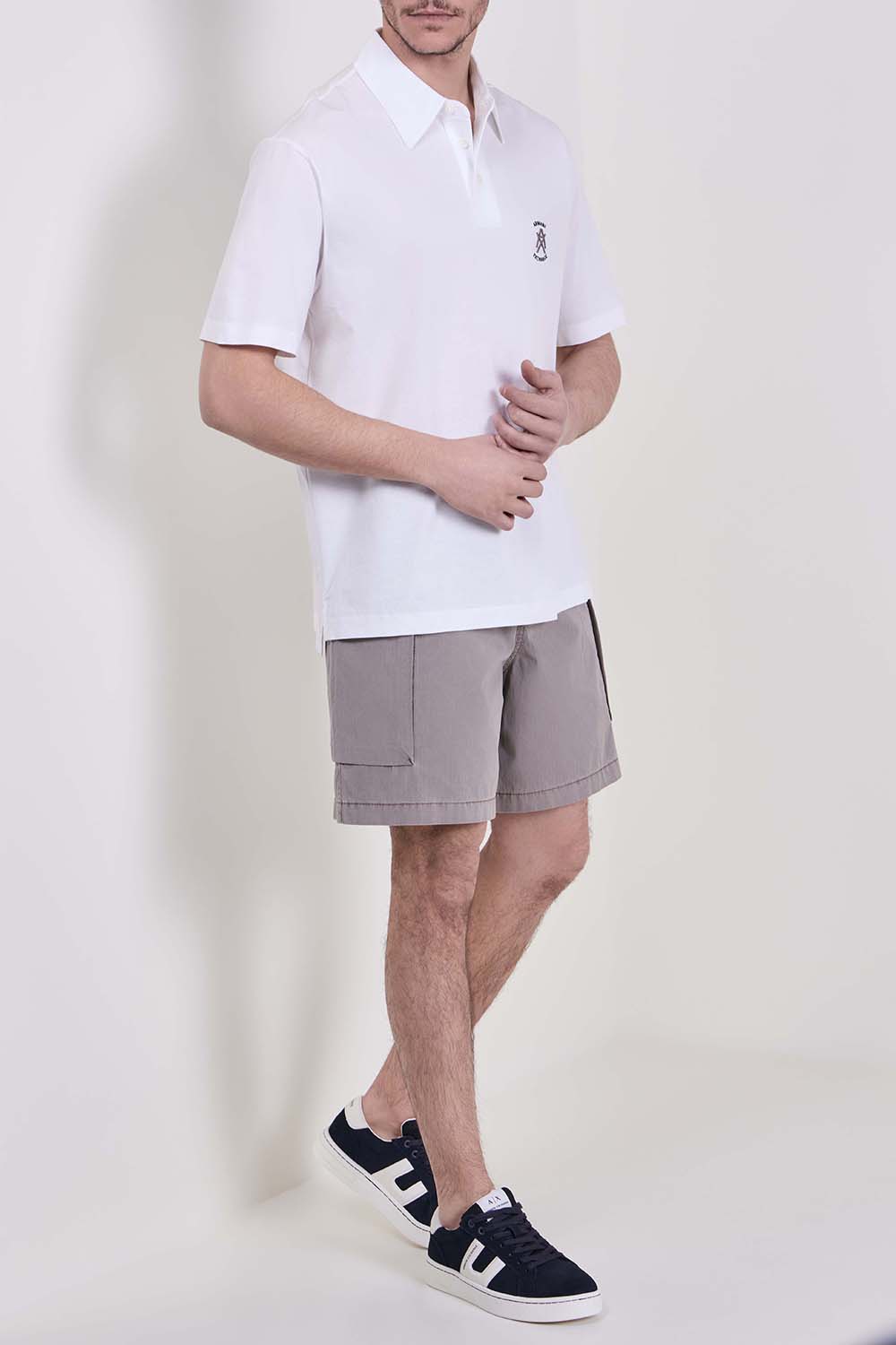 תמונת דוגמן קידמית של נעלי סניקרס