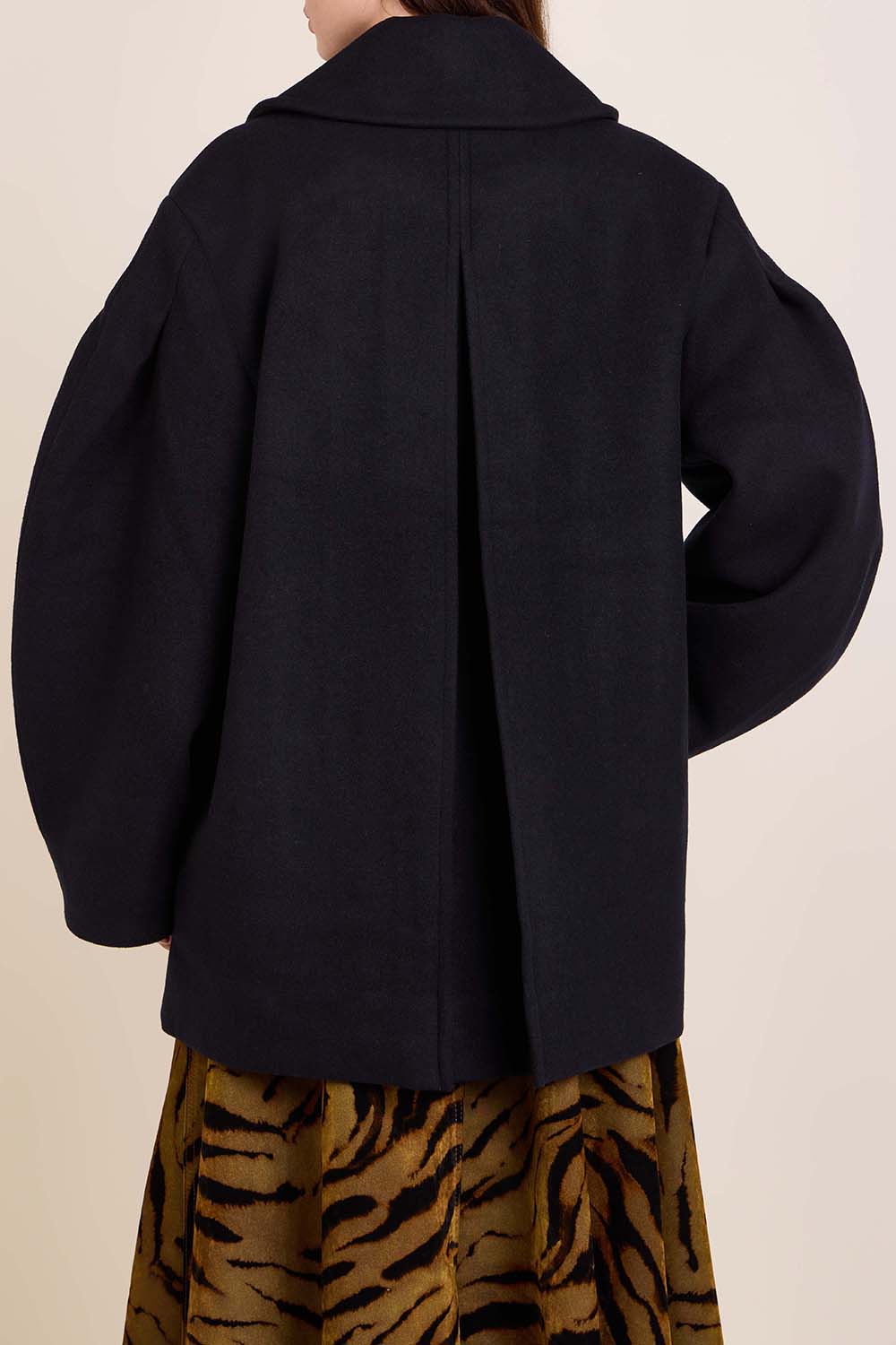 תמונת דוגמן אחורית של זקט צמר אוברסייז מחוייט