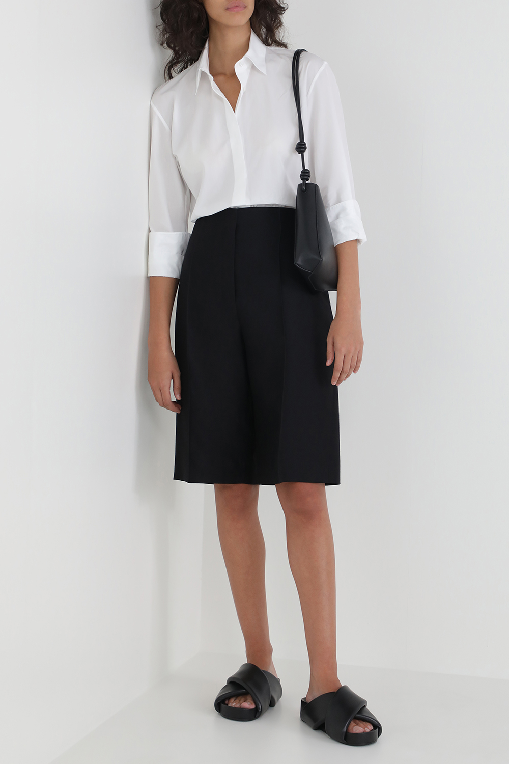 תמונת דוגמן קידמית של תיק צד מעור