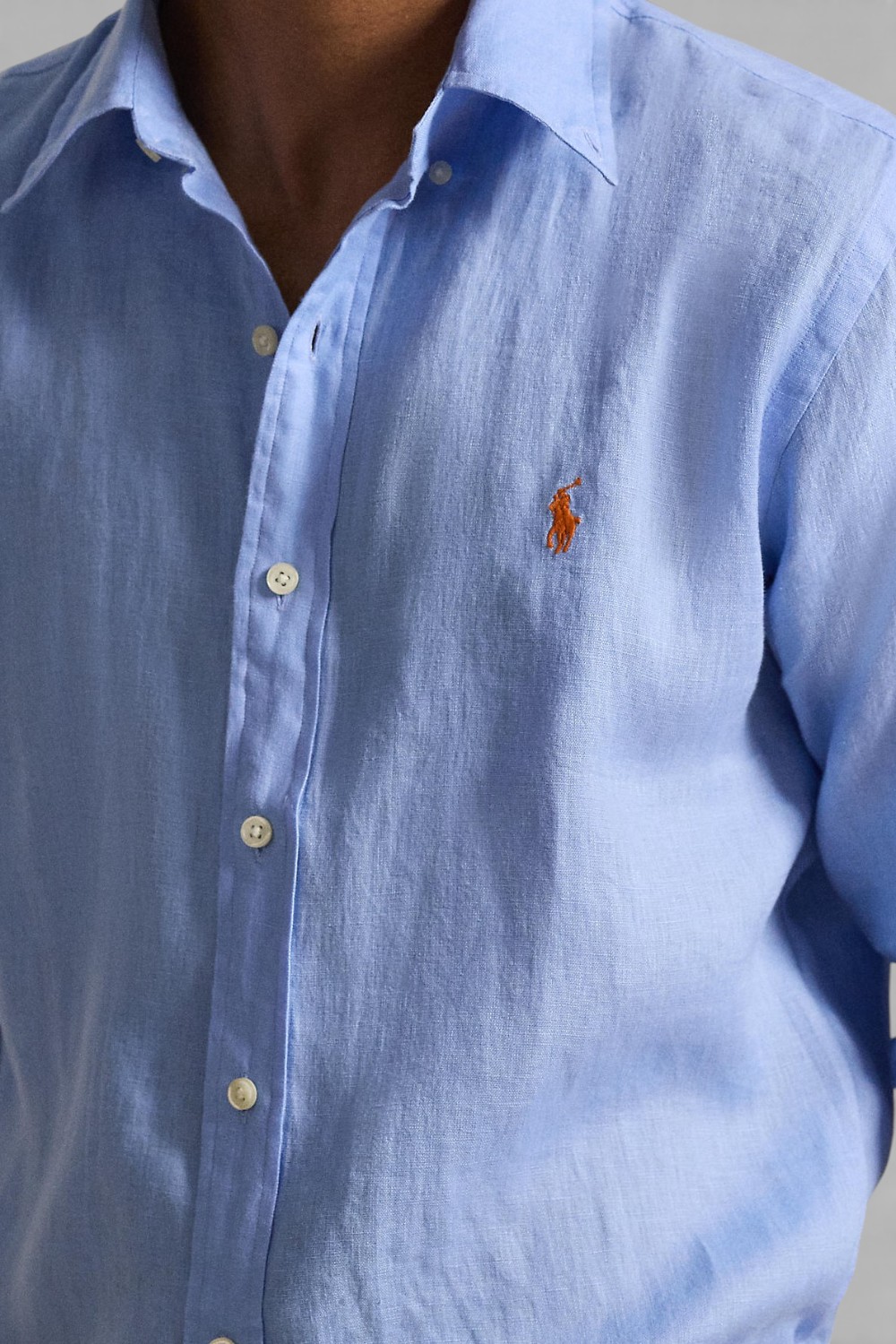 תמונת תקריב דוגמן של חולצה מכופתרת פשתן