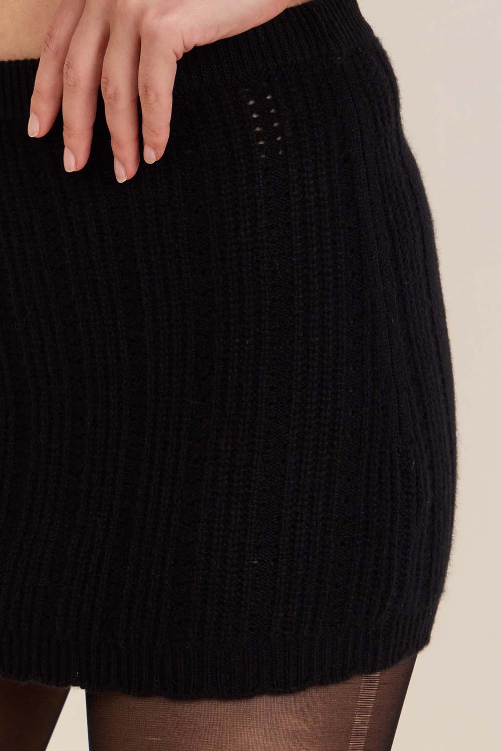 תמונת תקריב דוגמן של חצאית מיני סריג