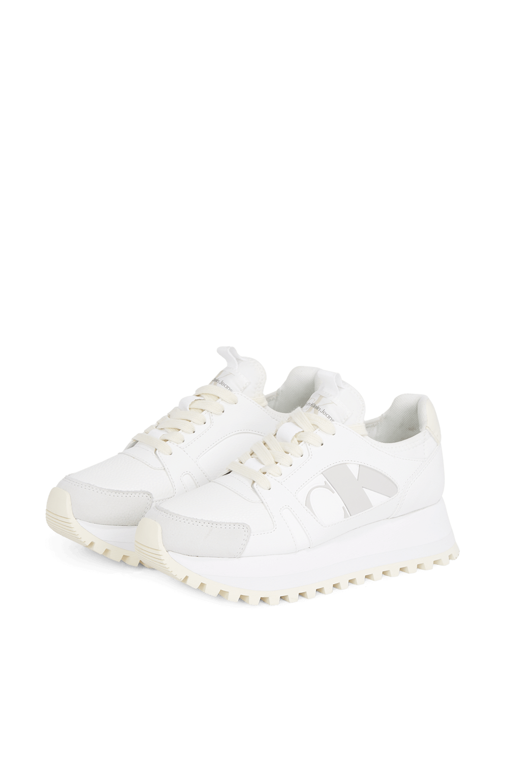 תמונת פנים של נעלי סניקרס צ'אנקיות