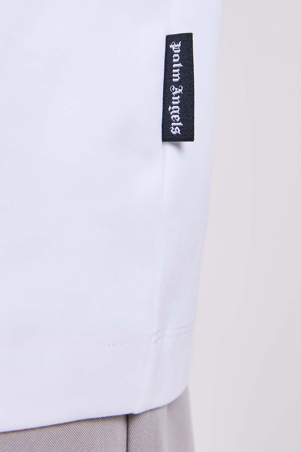 תמונת תקריב דוגמן של חולצת טי אוברסייז