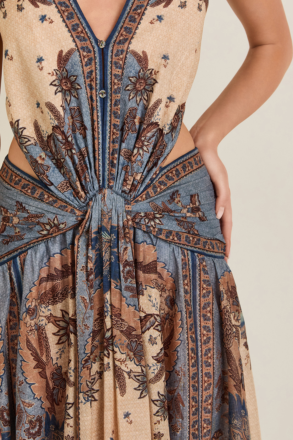 תמונת תקריב דוגמן של שמלה